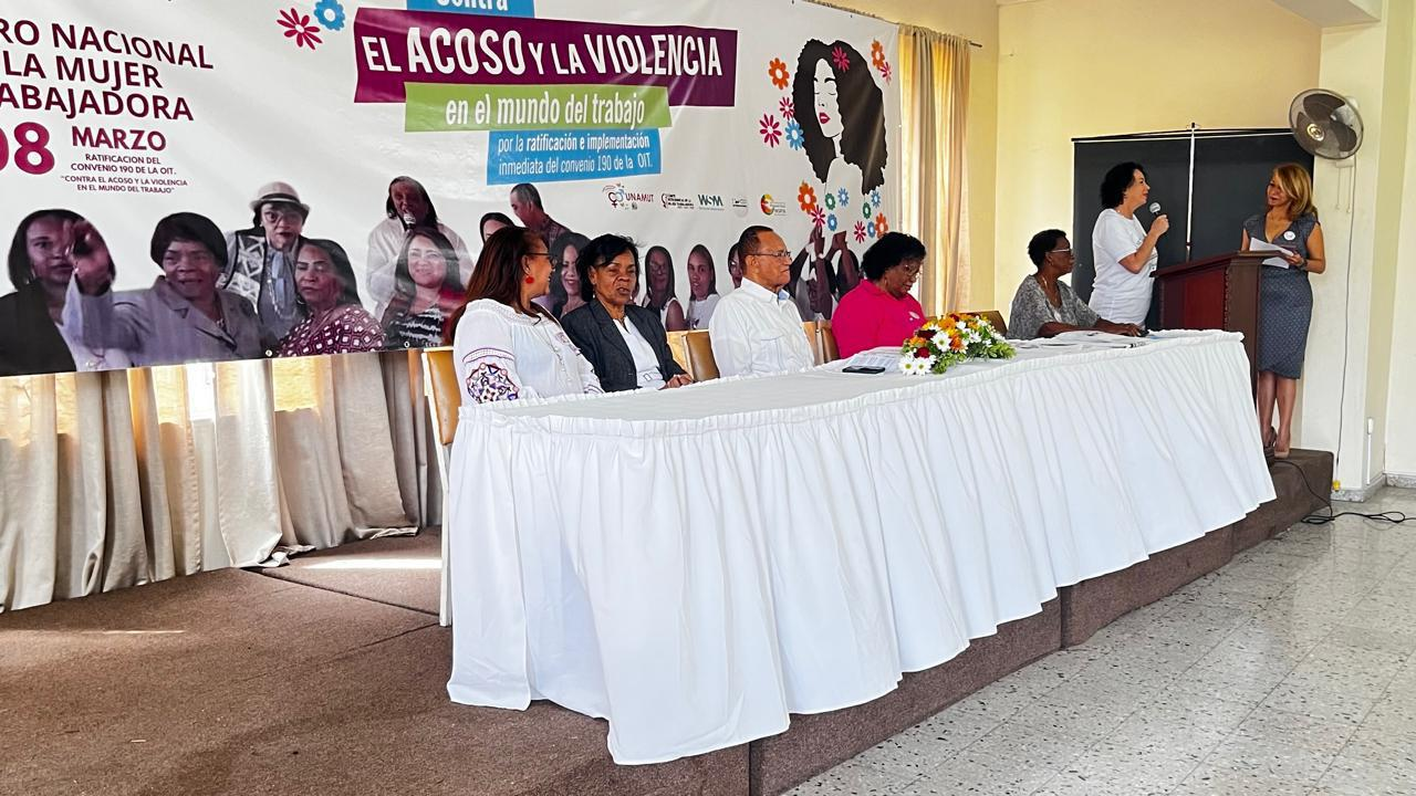 Más de un centenar de mujeres participan en foro nacional contra la violencia y el acoso en el trabajo